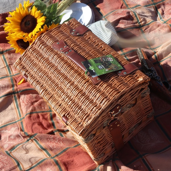 Luxury Treasure Chest Picnic Basket For Four - Picture 3 of 9
